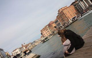 Admirando los canales de Venecia