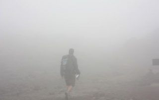 Caminando entre la nieba en el Tongariro Alpine Crossing en Nueva Zelanda