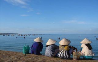 Mujeres charlando en la bahía de Mui Ne