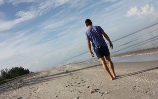 Javi caminando por una playa de la isla de Captiva