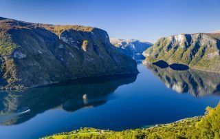 Espectacular imagen del fiordo y sus reflejos