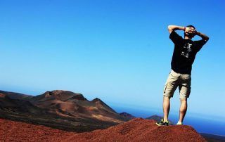 Contemplando el paisaje de Timanfaya en Lanzarote