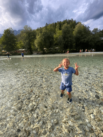 Daniel cruzando el río Soca