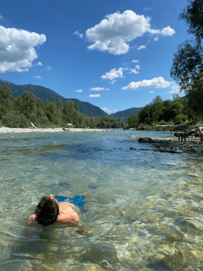 Descansando en el río Soca en Tolmin