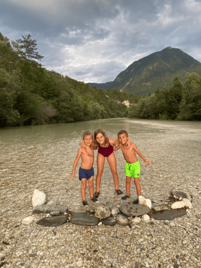 Martina Lucas y Daniel en el río Soca