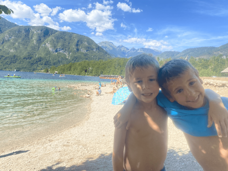 Lucas y Daniel en el lago Bohinj