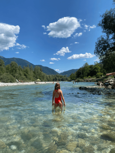 Martina en el río Soca en Tolmin