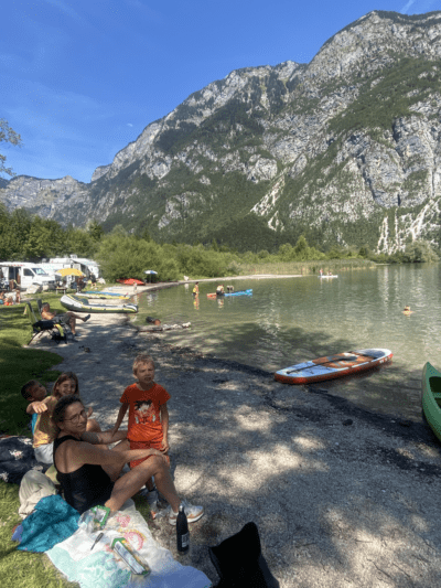 Playa del camping en el lago Bohinj