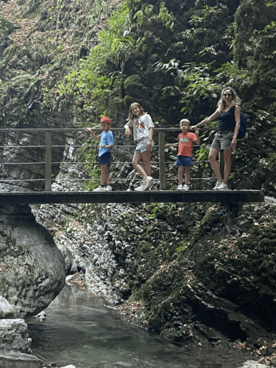 Puente de camino en la cascada Kozjak