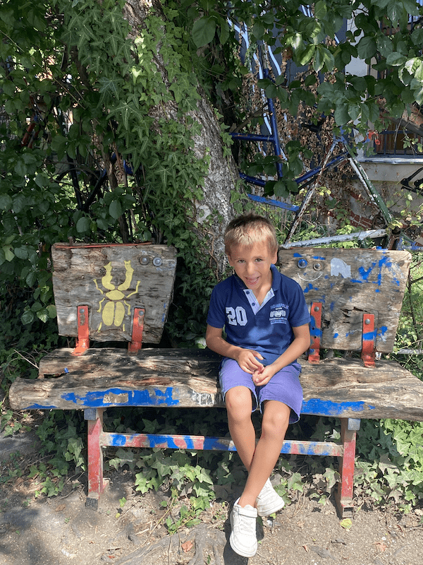 Lucas en un banco en Metelkova