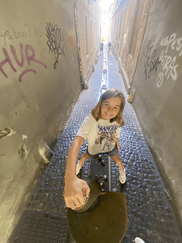 Martina accionando la fuente de Jakov Brdar en Liubliana