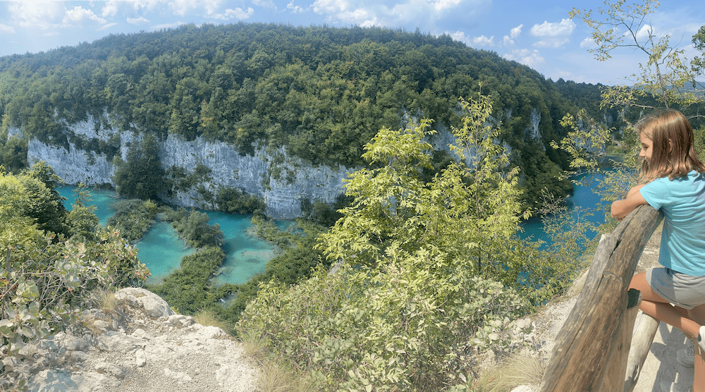 Martina admirando los lagos Plitvice