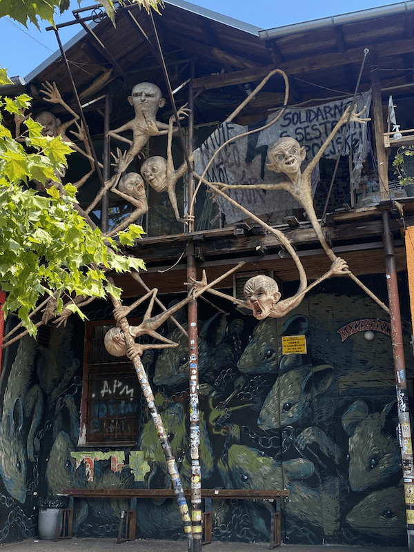 Monstruos en una fachada en Metelkova