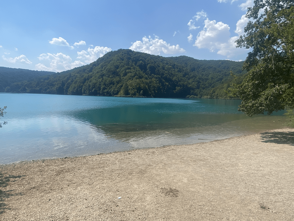 Playa natural en los lagos Plitvice