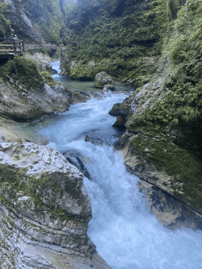 Salto de agua en la Garganta Vintgar