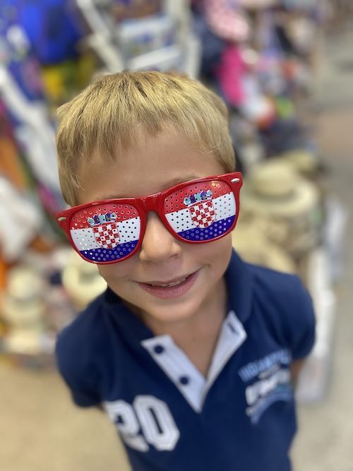 Daniel con gafas croatas