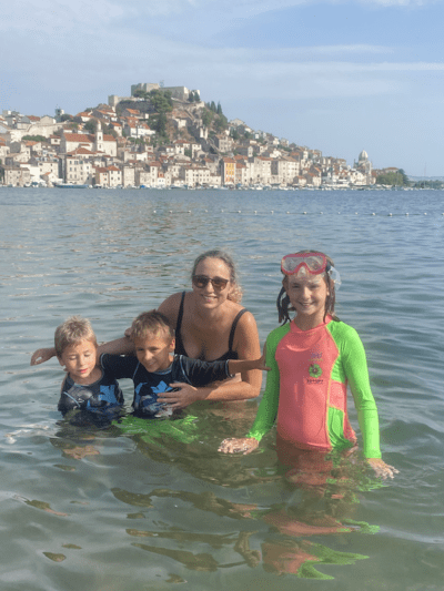 Playa Banj con Sibenik de fondo