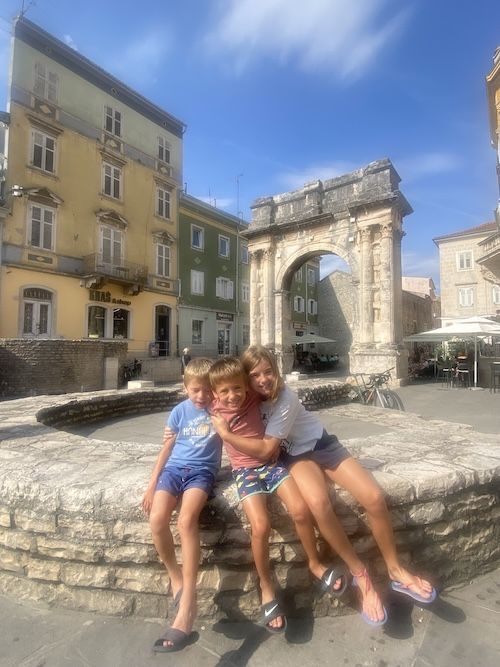 Puerta antigua ciudad amurallada en Pula