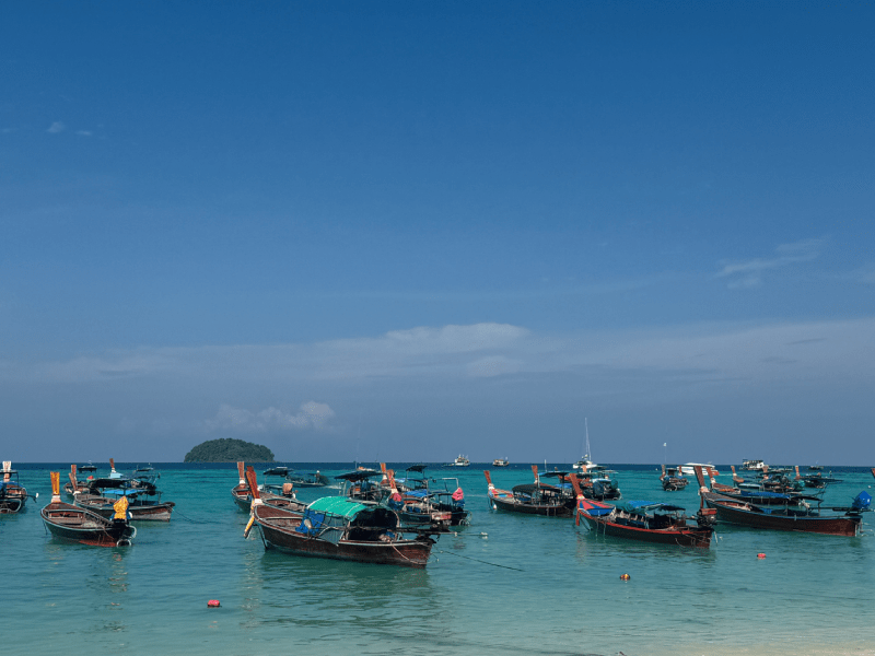 barcas en Sunrise Beach, Ko Lipe