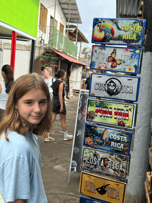 Martina buscando matrícula de Costa Rica en Tortugueo